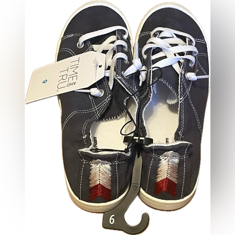 Time and Tru Navy Canvas Lace-Up Scrunchback Sneakers. New with tags. Size 9 - Picture 5 of 6